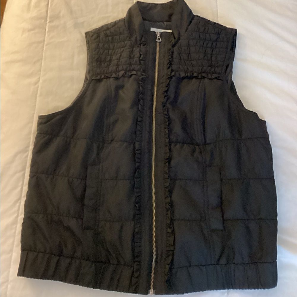 XL black ruffle sleeveless vest